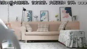 《千人斩嫖老师》约了两个长发嫩妹子玩双飞，台子上让她俩叠一起轮流被肏~
