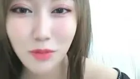 京城探花 高颜值气质妹妹浴室洗澡~揉搓大奶洗完用震动棒暖暖穴~再找炮友来上！