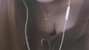 我KAO这对奶子大的可以！妹子胸口一弹开…我瞬间“饱到想吐”这种打奶炮一定爽翻天！