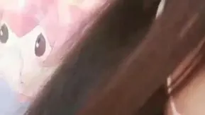 齒瞄雙馬尾逼逼無毛萌妹子自慰誘惑，脫掉丁字褲玻璃棒摩擦手指插入扣弄