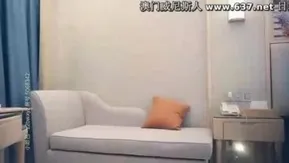 Tanhuaセレクション [LOVE Xiaotian] Tanhuaは見た目が純粋でかわいい、服を脱ぎ、腕にタトゥーがあり、しゃがみながらフェラされ、ソファで立ったまま後ろから激しく犯されます