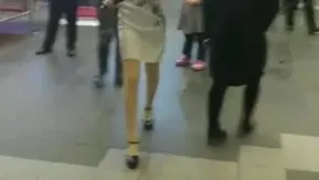 活動女主持人很漂亮，所以我對她的裙子射精