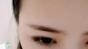 女大生为了不让干爹等~衣服直接脱光~完整呈现傲人上围