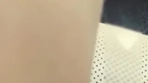 La transmisión en vivo del maestro de la pequeña presentadora guarra [ZA Sexy Goddess] concertó una cita con un guapo al aire libre y lo llevó a casa para tener sexo con él, su zona púbica peluda y su fuerte deseo sexual.