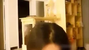 网红女主播铁锤姐姐沙发上和姐夫边聊天边啪啪,最后没控制住射进去一点,吵起来了美女说：我操你大爷,以后控制不住别往里面进了!