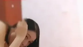 比小姐还内个的骚女主播在深圳只要刷跑车就能约炮羞涩的小鲜肉炮友在浴室干她浪叫