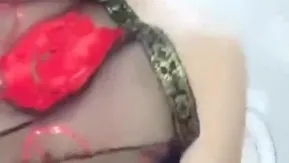No te pierdas la retransmisión en directo por teléfono móvil de una joven presentadora de coño muy grueso y peludo con un conjunto sexual transparente con pechos y coño goteantes. Si te gusta no te lo pierdas.