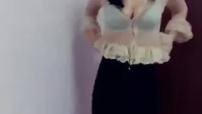 极品身材性感美胸主播放着音乐痒跳脱衣舞