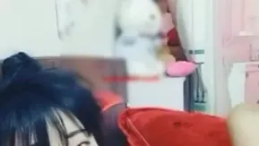 A la tigresa blanca de grandes pechos le encanta comer costillas de cerdo con su novio