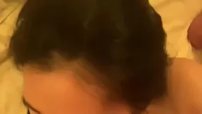 タンタンの小さな雌犬がチンポとマンコを舐める