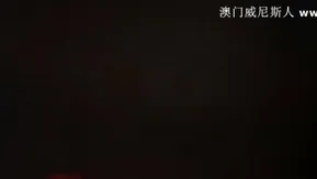 家庭小旅馆房间传来刺激的呻吟透过猫眼一看纹身大哥和大奶