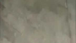 样子有点混血的美女主播假扮站街妹路边绿化带搭讪年轻小伙到钟点房开房说自己半年没做过爱了