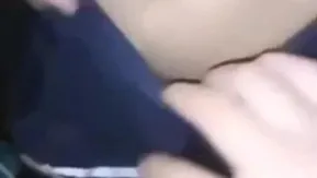 La presentadora de aspecto inocente viste un uniforme de marinero y se junta con un conductor de automóvil al costado de la carretera. La hermosa presentadora está muy peluda allí abajo.