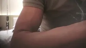 Esta noche, con su buena apariencia y sus medias negras, seduce sus hermosos pechos y practica sexo al estilo violación. Es una experiencia que la chica nunca olvidará.