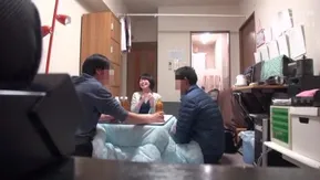 酔いつぶれた旦那さんのすぐ側で奧さんを寢取る13終