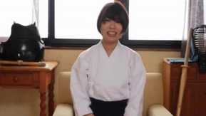 A fraqueza do recém-chegado é o impulso de creampie! Linda garota Kendo que é muito sensível para gozar imediatamente faz sua estreia AV Ichiru Nagisaki