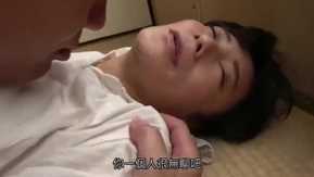一部昭和时代的淫秽剧：饥饿的农妇贪婪地在村长的鸡巴上吹尺八……无辜的老师来他家做客，让学生的父亲看他的生殖器……