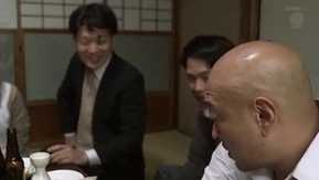 La femme mariée Yuna Hayashi violée en groupe par une famille à grosse bite
