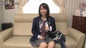 Aimi, de 10 anos, fez sua estreia no AV logo após a formatura e, de repente, foi seu primeiro creampie.