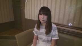 透き通る色白娘がカメラ目線で悶えちゃう