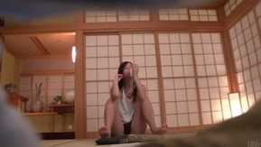 Vídeo de mamada asiática con chupando pollas Suzu Ichinose