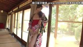 亚洲女孩吸吮公鸡邋遢的举止