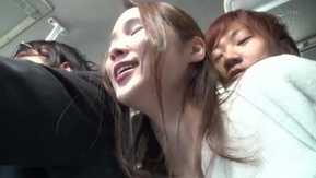 満員バスで夫が横に居るのに他人のチ○ポが尻に触れるたび興奮が高まる奥さん。むっちりミニスカ尻の反応して勃起したチ○ポをスリル萌えで思わず握りしめていた。こんな所で挿入しちゃうの？！