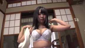 Ruka Inaba em uma viagem de águas termais com uma garota de seios grandes que continua gozando