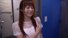 Moko Sakura está tão confortável que continua balançando os quadris mesmo depois de ser amamentada em uma posição vulgar de cowgirl com leite turvo pingando