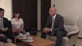 Troca de mulher casada e peituda com tesouro nacional ~ Reunião off-line secreta em um site público de casal ~ Chie Nakamura, Yumi Kazama