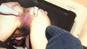 ¡Descubrí que la chica que pensé que tenía talento y no estaba interesada en el sexo estaba viendo videos eróticos escondidos en su libro de texto! Está tan absorto en masturbarse que ni siquiera se da cuenta de que estoy ahí...