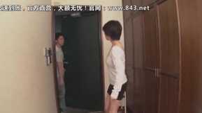 町村紗代子，一個不穿胸罩的妻子，喜歡在附近玩耍，早上倒垃圾
