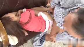 IENE-414_Mi hija sintió pena por su padre que no tenía sexo, así que le pedí que tuviera sexo conmigo con la promesa de te lo frotaré. Ambos se sintieron tan bien que sus Los coños estaban empapados y los inserté crudos. ``Eh... Está en mí_ Pero no puedo parar y correrme dentro_