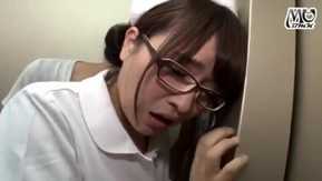 [中字]真面目すぎる入院先のソソる美人ナースある夜こっそりコンビニに行くのを见つかってしまい大说教！しょんぼりする仆と一绪のエ…