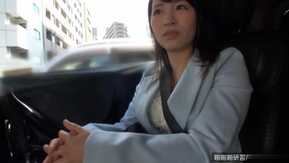 Apresentando Akari, uma estudante universitária de 20 anos que costuma ser considerada como [Zu Hirose]! O motivo da inscrição é ``Eu quero fazer um ménage à trois com dois caras...(耻)'' Só de pensar nisso minha boceta fica toda molhada! Ela é uma estudante universitária pervertida que finge ser uma garota normal que geralmente trabalha meio período em uma loja de crepes em Harajuku!