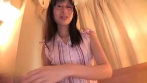 La secretaria de élite de una cotizada esconde su fetiche sexual y practica sexo oral con Kurokawa Sumire