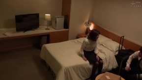 Hombres y mujeres corrientes graban con franqueza AV y planean una broma a sus compañeros de trabajo. ¡Se alojan en la misma habitación que sus superiores en el hotel donde se encuentran en un viaje de negocios! ¡Los sucesivos episodios eróticos los acercaron y comenzaron a tener relaciones sexuales! Hazlo hasta que lo olvides (versión refinada con subtítulos en chino)