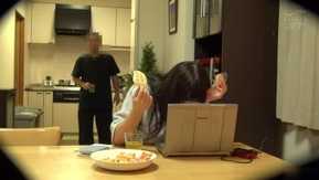 这次我妻子(28)被年轻同事(20)睡走了…很痛苦只好拍成片来卖（中字精校版）