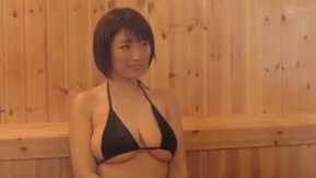 Eu e a amiga da minha esposa nos conhecemos por acaso na sauna mista de uma aula de yoga que comecei recentemente a frequentar... Nanami Matsumoto
