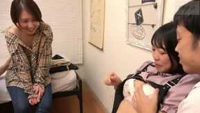 Une demi-fille extrêmement excitée qui éjacule continuellement devant ses amis. Sexe brut entre amis !