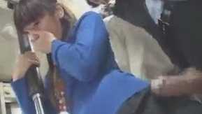 痴漢 在公車裡看到氣質美女 忍不住用我的大肉棒摩擦她