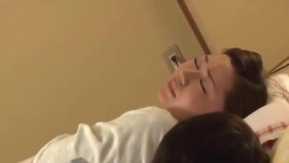 Eu não conseguia dormir à noite então tive que enfiar meu pau na buceta da minha mãe e fazer alguns exercícios na cama