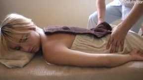 Menina europeia e americana que experimentou massagem japonesa pela primeira vez