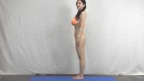 Ginástica de ioga nua bela postura linda buceta close-up atrai atenção