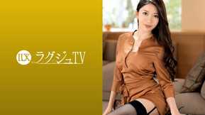 259LUXU-1198 Luxury TV 1197 ¡Una secretaria trabajadora con belleza y atractivo sexual que hace que los hombres parezcan serios! La forma en que chupa una gran polla dura y erecta con una sonrisa hechizante frente a ella, y la forma en que admira al actor que la está atormentando violentamente, ¡la hace parecer una puta! ¡Busca con avidez el placer del sexo y se vuelve loca!