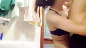 Arrodillándose y lamiendo en el baño y teniendo sexo por detrás 1