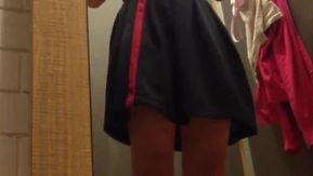 Une caméra est installée dans la cabine d'essayage d'un magasin de lingerie pour filmer en secret une belle cliente en train de changer ses sous-vêtements en version HD