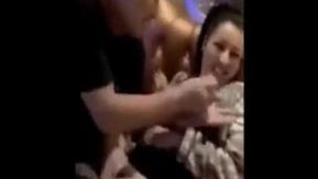Muito louco! Na KTV, uma linda mulher abre a vagina e pressiona a cabeça do cliente para fazê-lo lamber_GC1
