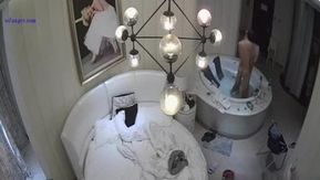 La salle de bain blanche a secrètement filmé le jeune homme en train de faire l'amour violemment dans la baignoire, et la cliente a joué avec son téléphone portable pendant quelques minutes après avoir terminé.