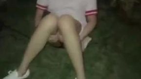 1_B6p565KB_Baidu Cloud a révélé qu'une jolie fille née dans les années 1990 à Guangzhou a pris un selfie avec sa meilleure amie alors qu'elle jouait dans le parc. Après s'être rasé la chatte, elle et son petit ami se sont léchés les organes sexuels.